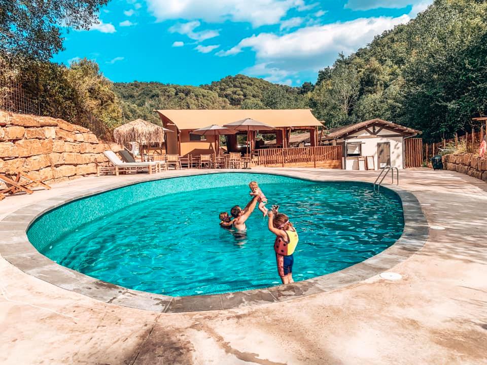 Can Bora Safari lodges swimming pool in Spain with children playing in the water