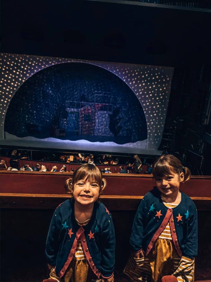 Zwillinge stehen im Peacock Theatre