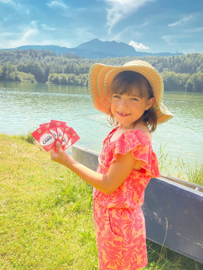 Child holding the Alpbachtal card