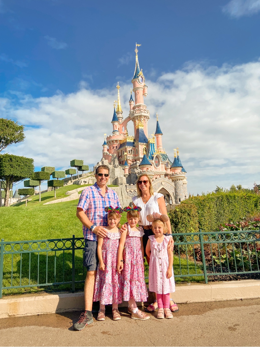 Les Villages Nature Paris Disneyland family in front of the Magic Kingdom photo spot