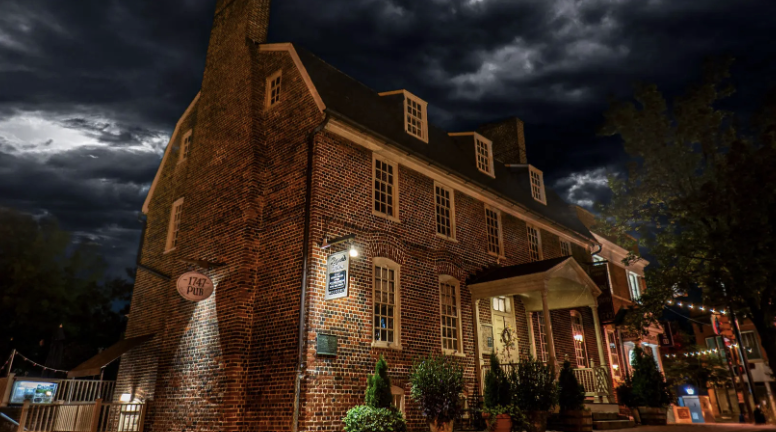 The Reynold’s Tavern at night in Annapolis.